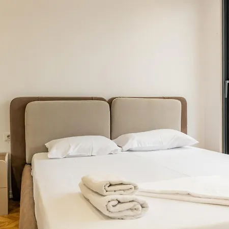 アパート Tirent Apartment-modern Bedrooms Near Liqeni I Thate ティラナ